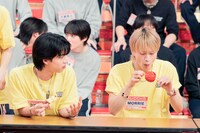 MORRIE（右）の食べ姿を見るSHOOT（左）。(c)「DAN! DAN! EBiDAN!」製作委員会