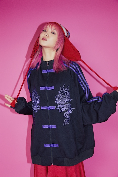 「DRAGON TRACK JACKET」を着用したLiSA。