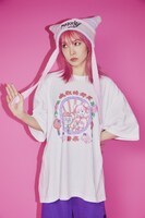 「LiSA & PEPE NEON SIGN TEE」を着用したLiSA。
