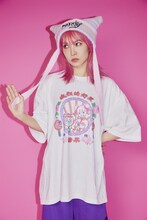 「LiSA & PEPE NEON SIGN TEE」を着用したLiSA。