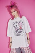 「MELODY LiSA TEE」を着用したLiSA。