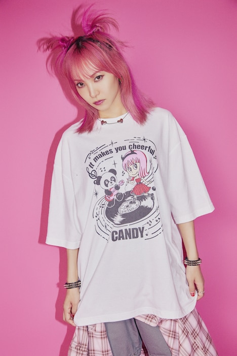 「MELODY LiSA TEE」を着用したLiSA。