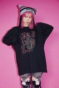 「ANOTHER GREAT DAY NEON SIGN L/S TEE」を着用したLiSA。
