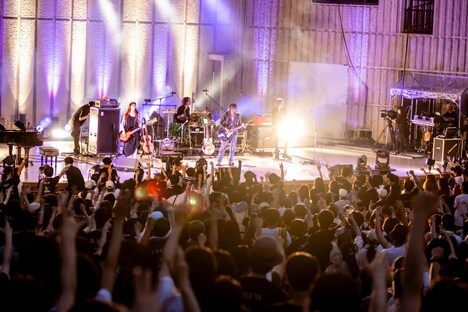 「a flood of circleデビュー15周年記念公演 “LIVE AT 日比谷野外大音楽堂”」の様子。（Photo by Viola Kam［V'z Twinkle］）