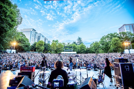 快晴に恵まれた「a flood of circleデビュー15周年記念公演 “LIVE AT 日比谷野外大音楽堂”」。（Photo by Viola Kam［V'z Twinkle］）