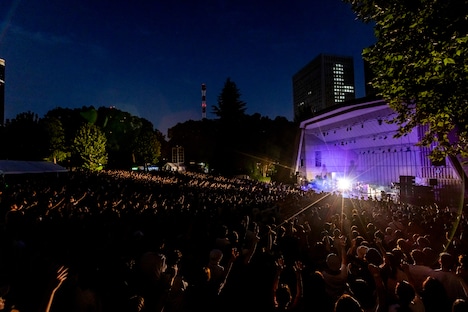 「a flood of circleデビュー15周年記念公演 “LIVE AT 日比谷野外大音楽堂”」の様子。（Photo by Viola Kam［V'z Twinkle］）