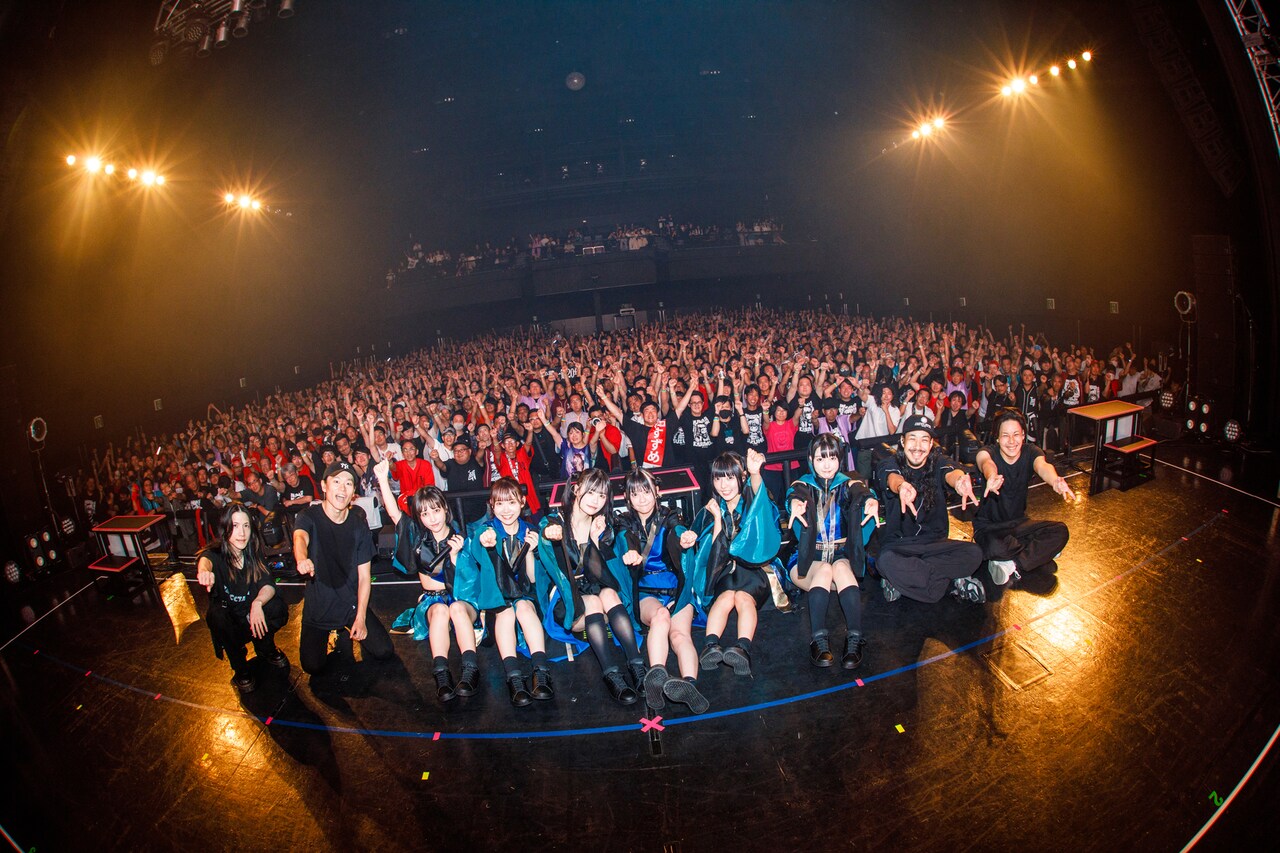 東京・Zepp DiverCity（TOKYO）のフロアをバックに記念撮影する