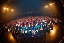 東京・Zepp DiverCity（TOKYO）のフロアをバックに記念撮影するINUWASI。（撮影：真島洸）