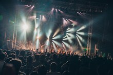 「INUWASI ONEMAN LIVE 2024〝狗鷲一閃〟」の様子。（撮影：真島洸）