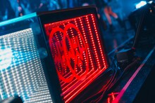 「INUWASI ONEMAN LIVE 2024〝狗鷲一閃〟」ステージのお立ち台。（撮影：真島洸）