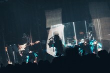 「INUWASI ONEMAN LIVE 2024〝狗鷲一閃〟」の様子。（撮影：真島洸）