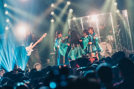 「INUWASI ONEMAN LIVE 2024〝狗鷲一閃〟」の様子。（撮影：真島洸）