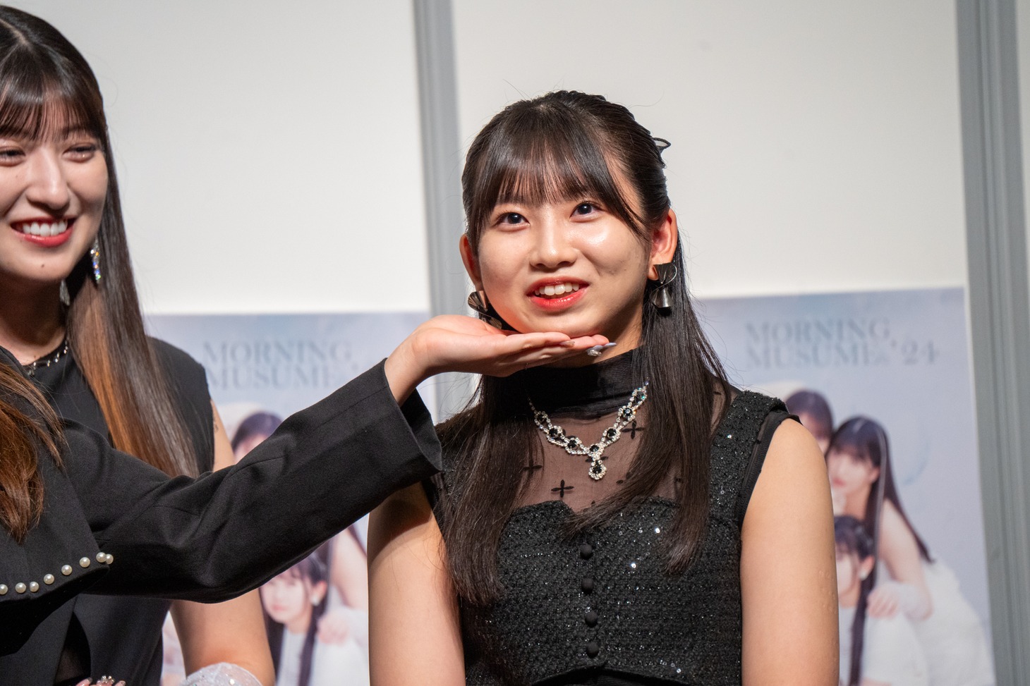 人の手の上に顎を乗せるのが得意な井上春華。