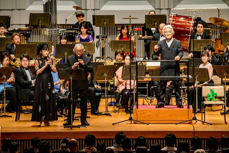 「FINAL FANTASY メインテーマ」演奏中の様子。