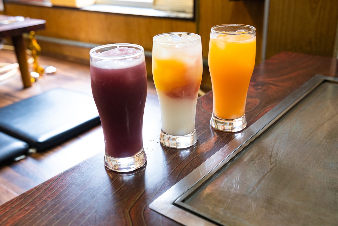 オリジナルカクテル。左から「桜の時」「花火」「れんげ畑」。