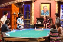 左手前から時計回りにTAKAHIRO、尾形貴弘、バカリズム、大悟、狩野英孝、大久保佳代子、井上咲楽。(c)フジテレビ