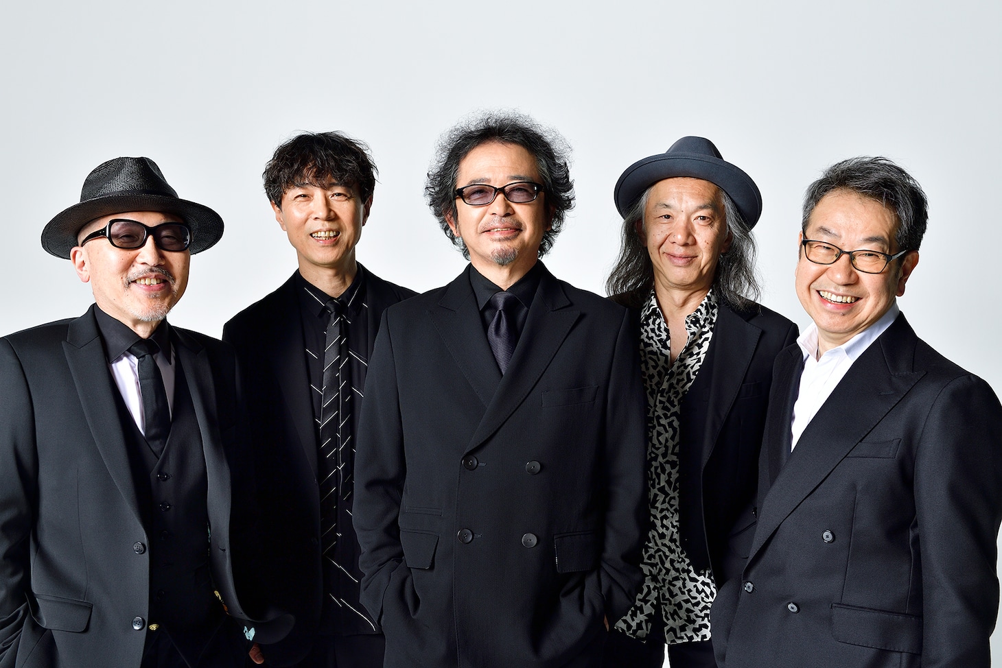 左から根岸孝旨（B）、斎藤有太（Key）、奥田民生（Vo, G）、長田進（G）、古田たかし（Dr）。