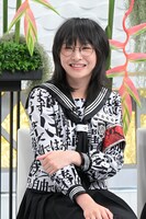 人気画像3位は「新しい学校のリーダーズ『初耳学』で下積み時代を振り返る、RINの父親は娘への思いを吐露」より、SUZUKA。 (c)MBS