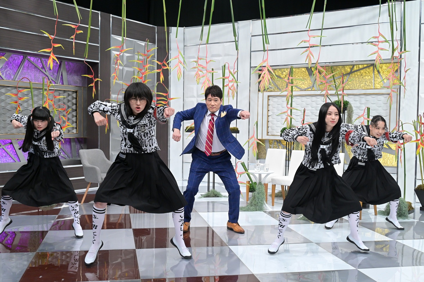 林修とともに踊る新しい学校のリーダーズ。(c)MBS