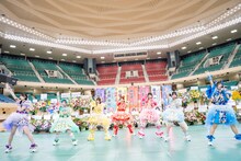 新曲「大快晴ボンボヤージュ！」をパフォーマンスするAppare!。