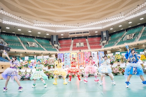 新曲「大快晴ボンボヤージュ！」をパフォーマンスするAppare!。