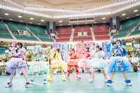 新曲「大快晴ボンボヤージュ！」をパフォーマンスするAppare!。