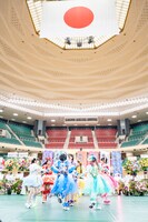 新曲「大快晴ボンボヤージュ！」をパフォーマンスするAppare!。