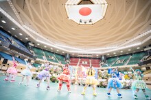 新曲「大快晴ボンボヤージュ！」をパフォーマンスするAppare!。