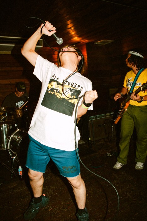 鏡 KAGAMIのライブより、左からHiro（Dr）、Teru（Vo）、Kohei（G）。（Photo by Kenta Nakano）