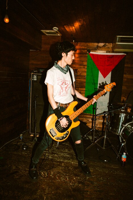 鏡 KAGAMIのライブより、Zie（B）。（Photo by Kenta Nakano）