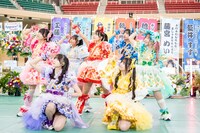 新曲「大快晴ボンボヤージュ！」をパフォーマンスするAppare!。