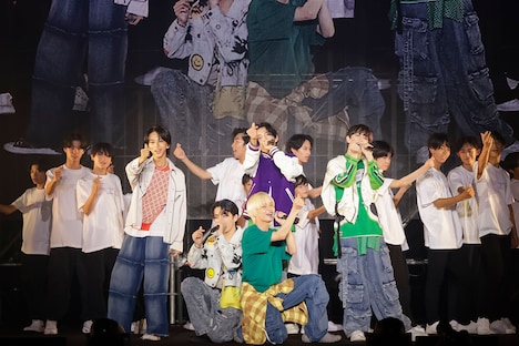 M!LK「シアワシェイク」シャッフルの様子。