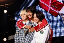 中村旺太郎と永原諒人をバックハグする曽野舜太（M!LK）。