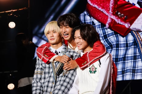 中村旺太郎と永原諒人をバックハグする曽野舜太（M!LK）。