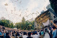 KMCの登場とともに金テープが放たれた場面。（Photo by renzo）