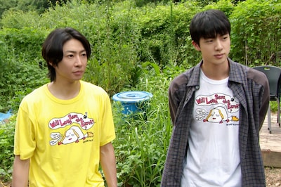 人気画像1位は「相葉雅紀＆BTS・JINが韓国で保護犬をトリミング」より、相葉雅紀（嵐）とJIN（BTS）。(c)日本テレビ