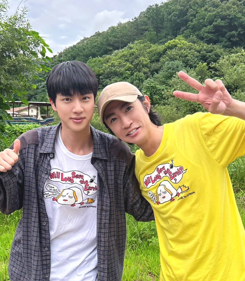 人気画像2位は「相葉雅紀＆BTS・JINが韓国で保護犬をトリミング」より、JIN（BTS）と相葉雅紀（嵐）。(c)日本テレビ