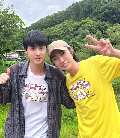 左からJIN（BTS）、相葉雅紀（嵐）。(c)日本テレビ