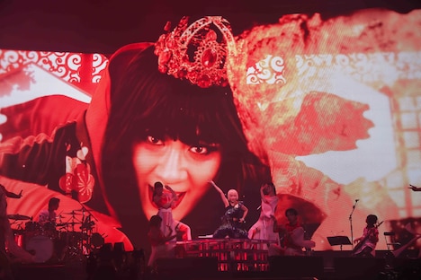 武道館でMIKEY（東京ゲゲゲイ）との“共演”も実現。（撮影：森好弘）