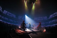 Reolの前には観客の灯す光が。（撮影：森好弘）