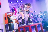 斉藤朱夏「5th ANNIVERSARY 朱演2024『天使と悪魔のささやき』」の様子。（撮影：江藤はんな［SHERPA+］）