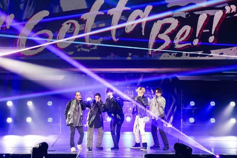 「Aぇ! group Debut Tour ～世界で1番AぇLIVE～」ツアーファイナルで「Gotta Be」を披露するAぇ! group。