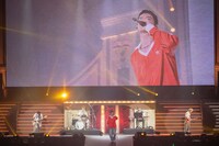 EBiDANバンドによる「TRAIN-TRAIN」の演奏の様子。