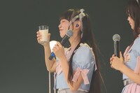 ミルクを飲む籾山ひめり。