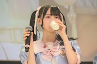 ミルクを飲む松本ももな。