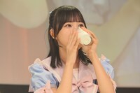 ミルクを飲む東山恵里沙。