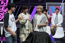 「箱の中身は何だろな」ゲームに挑む&TEAMのMAKI、TAKI、HARUA。