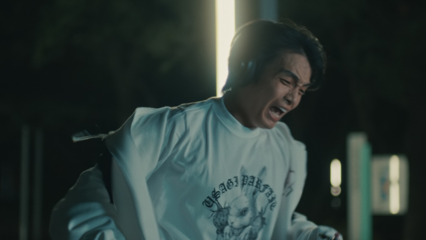 ano「愛してる、なんてね。」ミュージックビデオより。