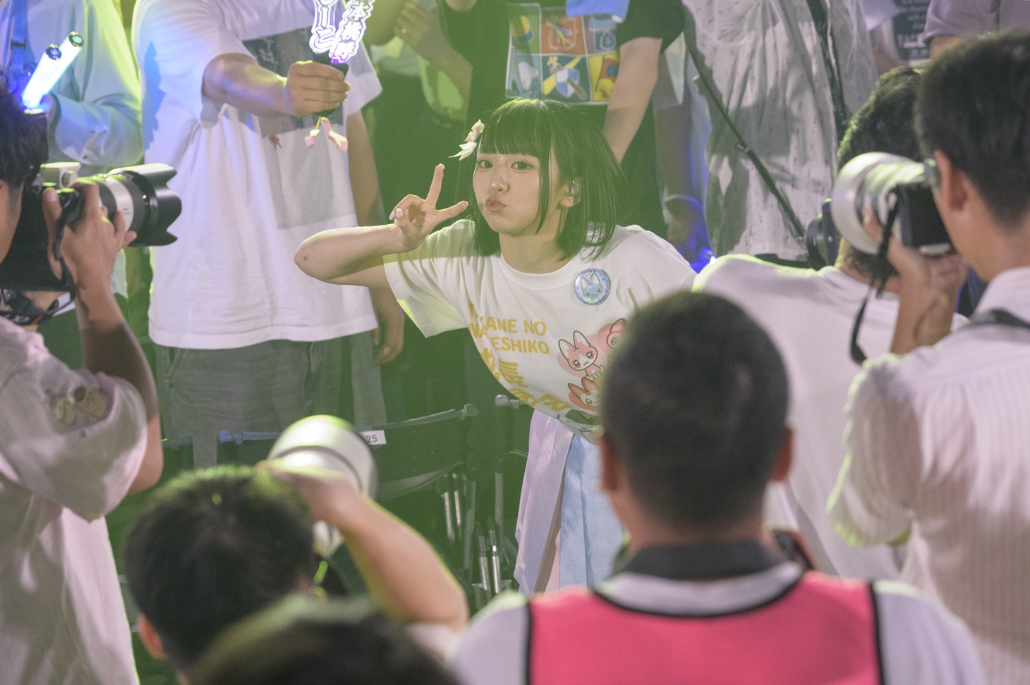 客席通路でパフォーマンスする涼海すう。