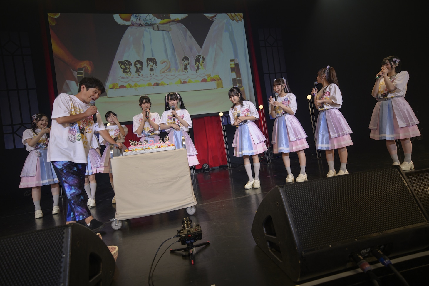 ステージに運び込まれた高嶺のなでしこ結成2周年を祝うバースデーケーキ。